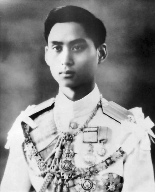 Ananda Mahidol — Imagen principal