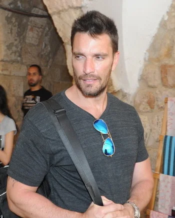 Julián Gil — Imagen principal