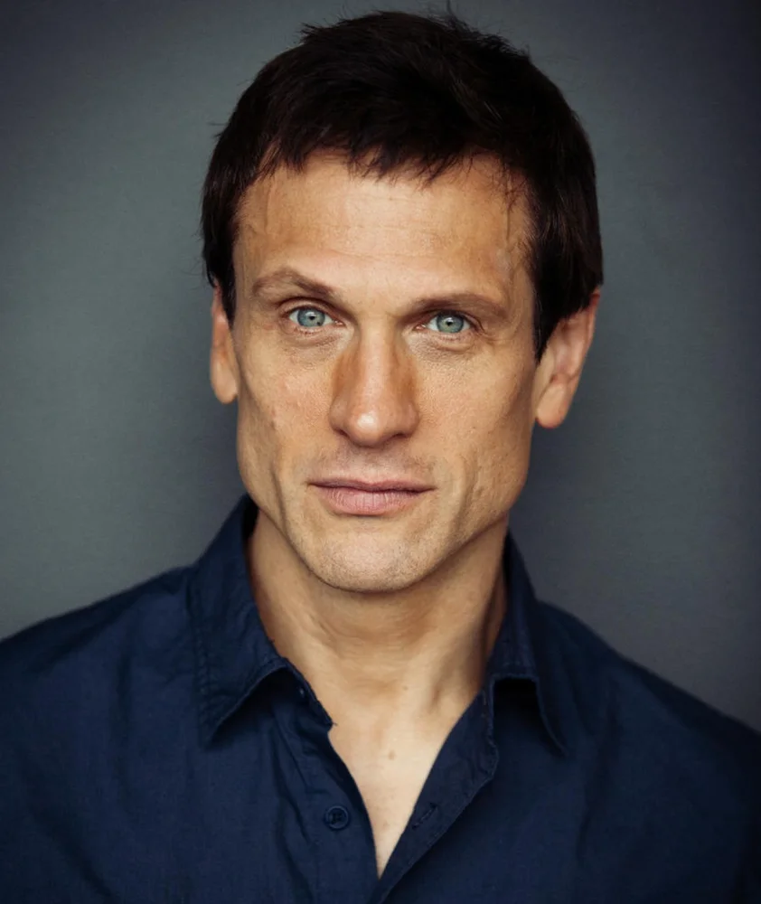 Simon Merrells — Imagen principal
